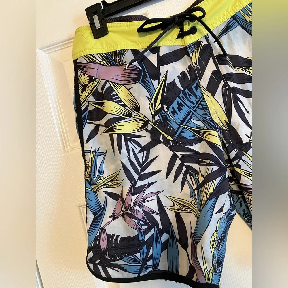 Volcom Mod-Tech Men’s swim tropical print yellow blue board shorts 28” waist S